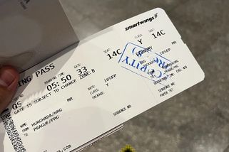 Žena se vyfotila s letenkou na Facebook. Když dorazila na letiště, nepustili ji do letadla